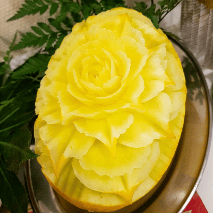 Dekorative Honigmelone für Hochzeiten | Barth Catering Uelzen Kunstvoll geschnitzte Honigmelone mit individuellem Muster, serviert als exklusive Dekoration und Buffet-Highlight für Hochzeiten bei Barth Catering in Uelzen.